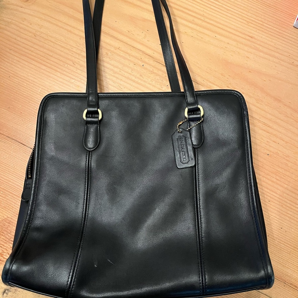 Coach Vintage 90s Elegant Black Leather Shoulder Bag